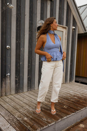 Top vichy dos ouvert porté par une femme, silhouette entière, cabines de plage, pantalon blanc