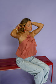 Top volanté à nouer porté par une femme, assise, banc rouge, jean clair