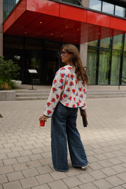 Veste imprimée à boutons-pression portée par une femme, vue de trois-quarts, silhouette entière