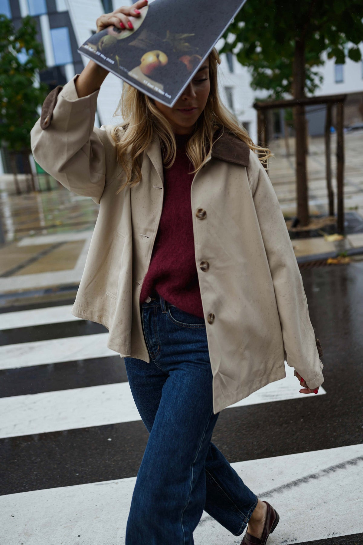 Veste souple à revers velours beige portée par une femme, vue de face, passage piéton, pochette sur la tête