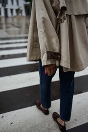 Veste souple à revers velours beige portée par une femme, vue rapprochée, côté de la veste, passage piéton