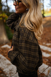 Veste à carreaux zippée portée par une femme, vue rapprochée, foulard noir, carreaux