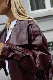 Veste en simili cuir loose portée par une femme, gros plan du col