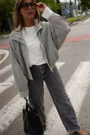Veste courte déperlante vichy gris et blanc portée par une femme, silhouette entière, vue de face
