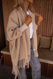 Veste ample à franges portée par une femme, vue rapprochée, franges, haut blanc