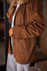 Veste effet daim ceinturée chocolat portée par une femme, vue rapprochée, manche, poche