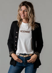 Veste officier à revers léopard portée par une femme, vue de trois-quarts, t-shirt blanc imprimé, jean