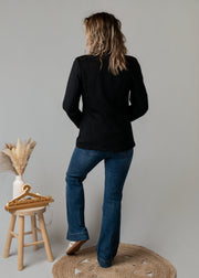 Veste officier à revers léopard portée par une femme, vue de dos, jean flare