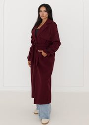 Trench oversize bordeaux à ceinture — vue portée en pied, de côté