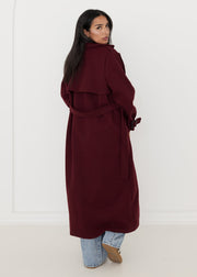 Trench oversize bordeaux à ceinture — vue portée de dos