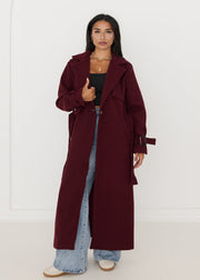 Trench oversize bordeaux à ceinture — vue portée de face, autre pose