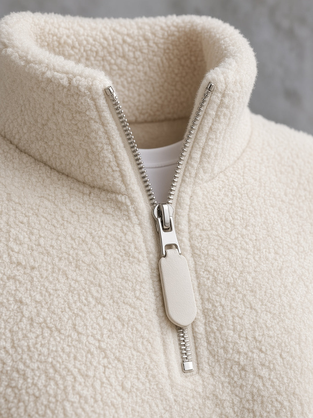 Sweat écru à col zippé — détail du col zippé