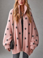 Cardigan rose et noir étoiles — vue portée de face, col montant zippé, étoiles noires