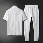 Ensemble polo et pantalon uni blanc — vue de dos, chemise et pantalon accrochés