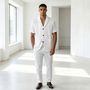 Ensemble polo et pantalon uni blanc — vue portée en pied, intérieur lumineux