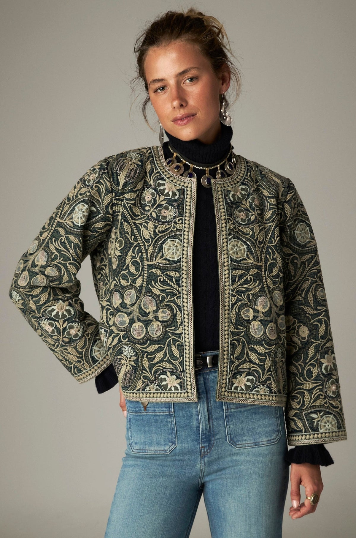 Veste brodée vert foncé et écru, vue portée de face