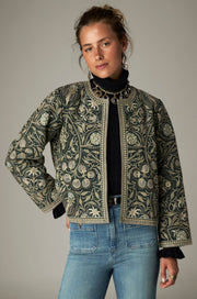 Veste brodée vert foncé et écru, vue portée de face