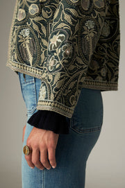 Veste brodée vert foncé et écru, détail de la manche