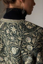 Veste brodée vert foncé et écru, détail de la broderie au dos
