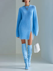 Robe-pull bleue à détail zippé — vue portée de trois-quarts, fente latérale