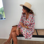 Robe fleurie à lurex portée par une femme, assise, banc, chapeau de paille