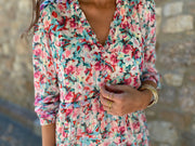 Robe fleurie à lurex portée par une femme, vue rapprochée, col chemise, imprimé floral
