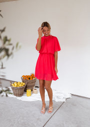 Robe courte fluide portée par une femme, vue de face, paniers de fruits, tissu blanc