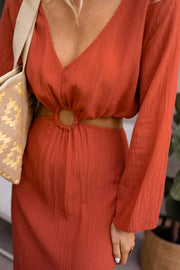 Robe longue à côtés ouverts portée par une femme, vue rapprochée, ceinture, sac en paille