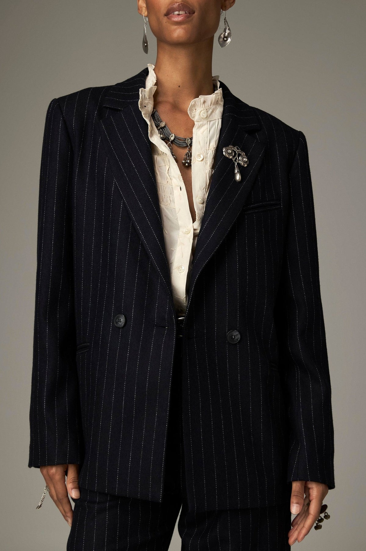 Blazer croisé bleu marine à fines rayures, vue portée de face