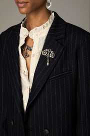 Blazer croisé bleu marine à fines rayures, détail du revers