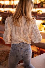 Blouse crochet à col V portée par une femme, vue de dos, jean clair
