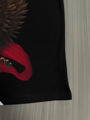 Top ajusté à col rond — gros plan tissu noir et imprimé rouge