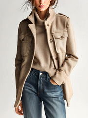 Manteau court kaki à épaulettes — vue portée de face, veste ouverte sur un col roulé assorti