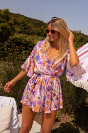 Combishort satiné cache-cœur porté par une femme, vue de face, parasol, lunettes de soleil