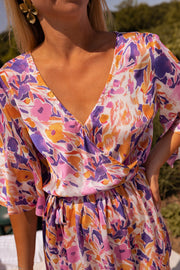 Combishort satiné cache-cœur porté par une femme, vue rapprochée, décolleté cache-cœur, imprimé floral