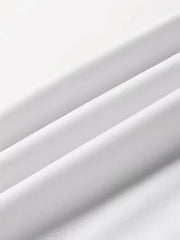 Ensemble athlétique d'été blanc — détail plis du tissu léger