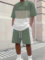 Ensemble t-shirt short deux coloris vert sauge, blanc et gris — vue portée en pied, en extérieur