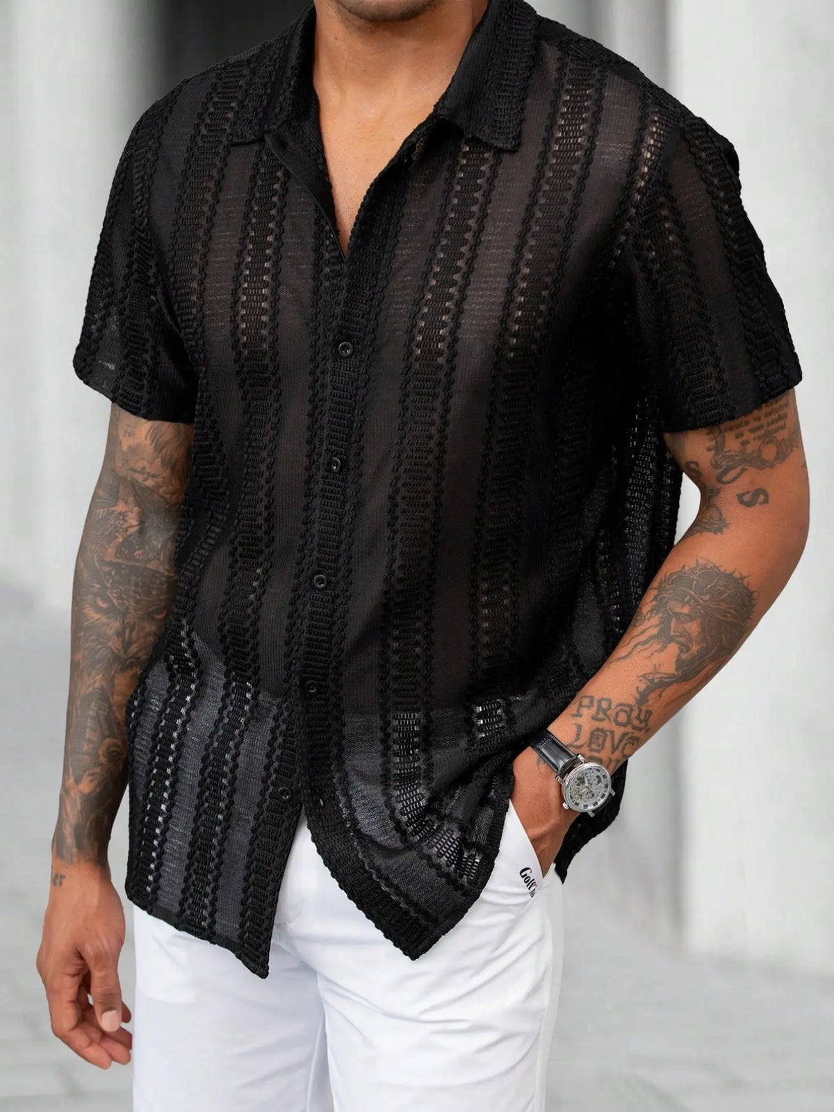 Chemise semi-transparente à manches courtes noir — vue portée de trois-quarts, plan taille