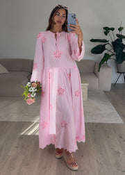 Robe longue brodée rose