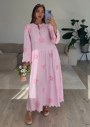 Robe longue brodée rose