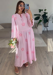 Robe longue brodée rose