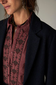 Blazer bleu marine à boutonnage simple, détail du revers