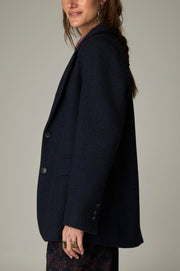 Blazer bleu marine à boutonnage simple, vue portée de profil