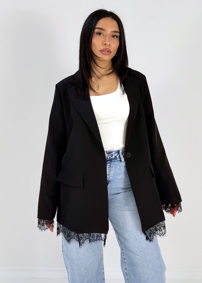 Blazer à détails dentelle — vue portée en pied, haut blanc, jean clair et sandales noires