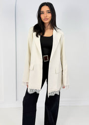 Blazer beige à détails dentelle — vue portée en pied, ouvert, pantalon noir ceinturé