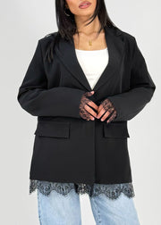 Blazer à détails dentelle — gros plan de l'ourlet en dentelle noire