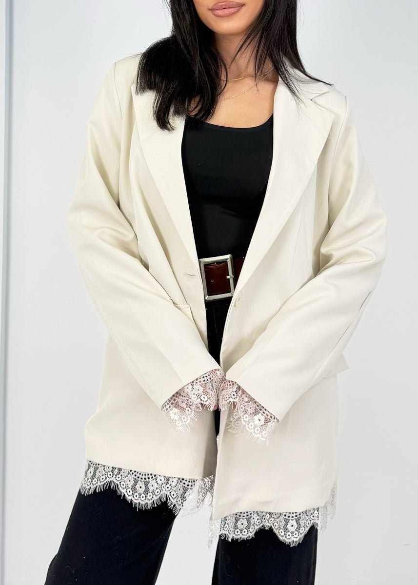 Blazer beige à détails dentelle — vue rapprochée de face, tissu et ourlet en dentelle