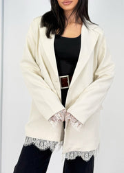 Blazer beige à détails dentelle — vue rapprochée de face, tissu et ourlet en dentelle