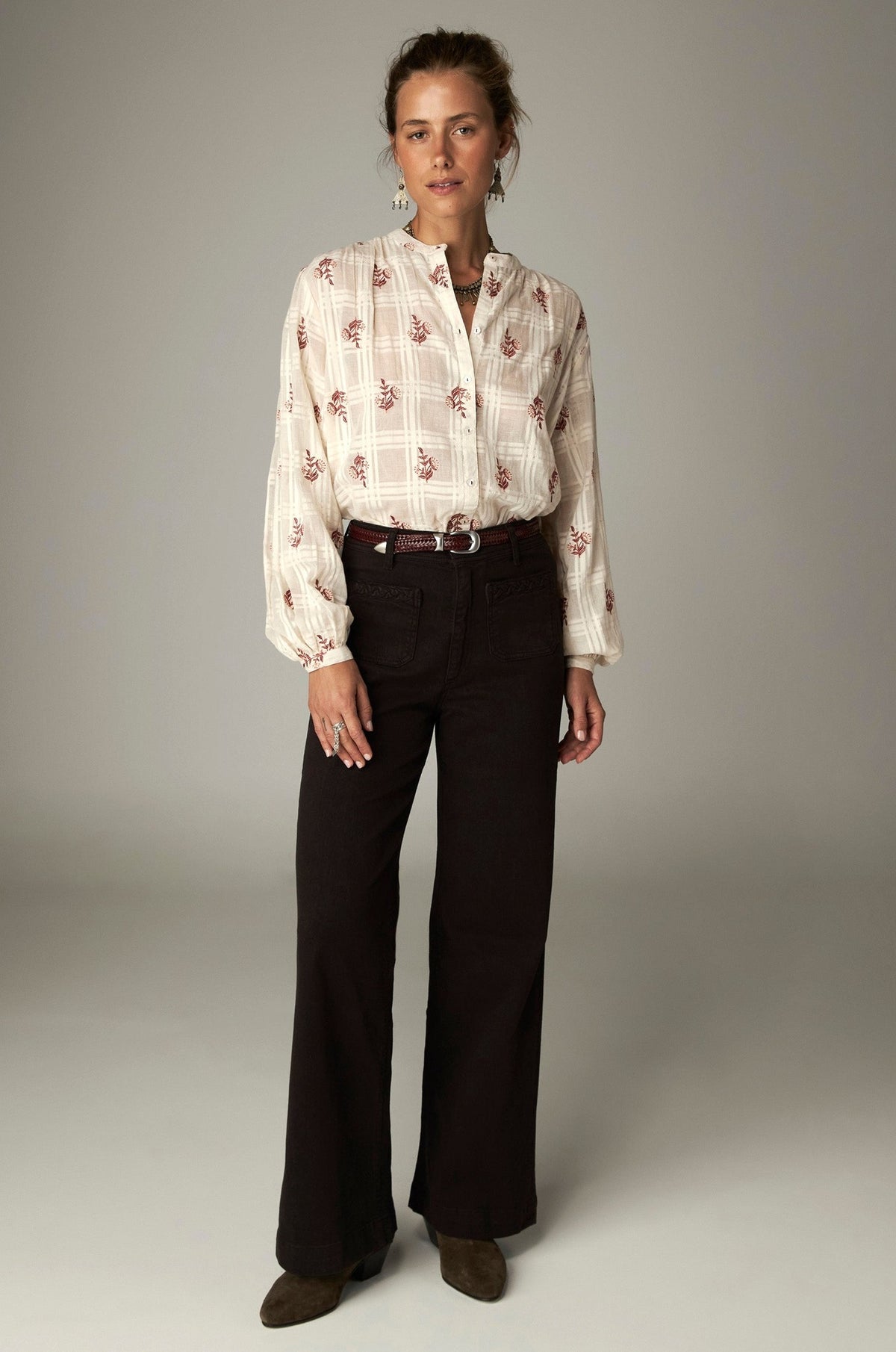 Blouse à broderies florales — silhouette de face, écrue