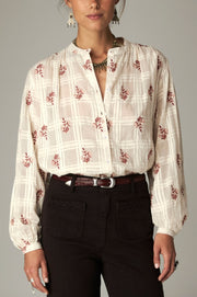 Blouse à broderies florales — vue de face sur le buste